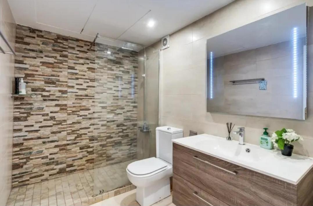 Bedroom, With A Share Bathroom In A Bed And Breakfast Place Málaga Extérieur photo